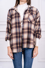 modella indossando Camicia Rivington Bramble in flanella colore