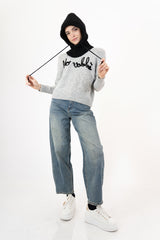 modella indossando Maglione girocollo “No vabbè” in misto lana ricamato colore