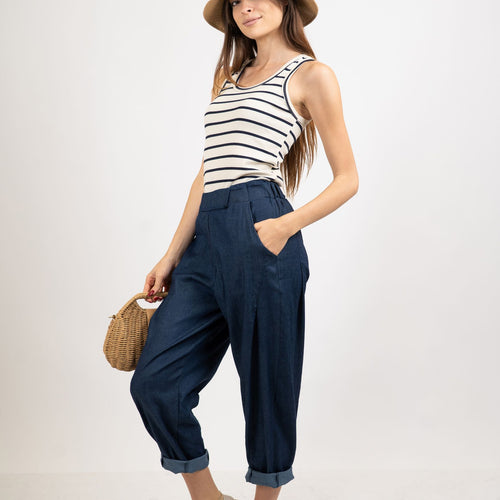 modella indossando Pantalone jogger effetto chambray con pince colore Denim Scuro Unica