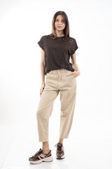 modella indossando T-shirt con spalla scesa e applicazioni strass su spalla in cotone elasticizzato colore