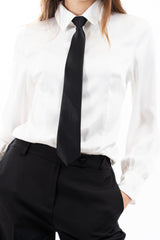 modella indossando Cravatta in raso con zip regolabile tinta unita colore Nero Unica