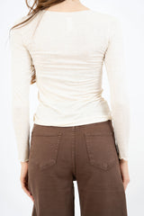 modella indossando Maglia basic girocollo in viscosa elasticizzata con filo laminato colore