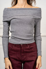 modella indossando Maglia Liora scollo Bardot colore