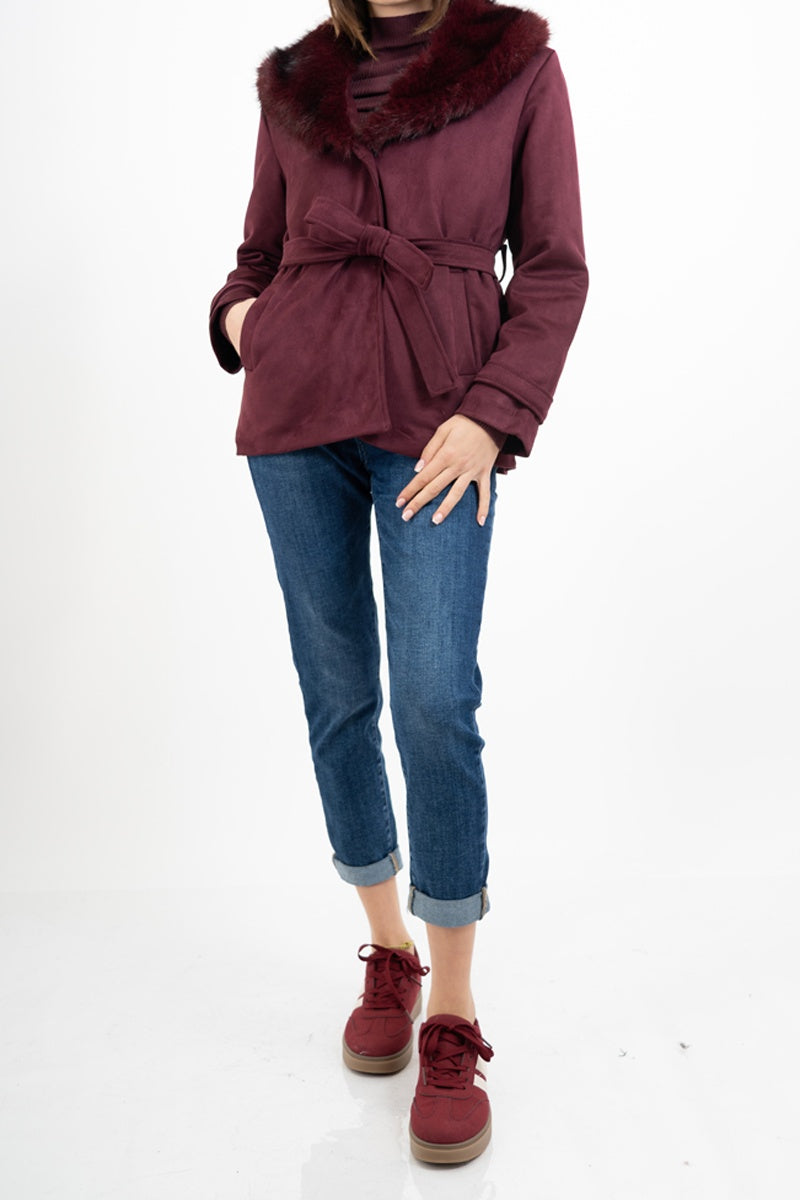 modella indossando Giacca ecocamoscio corta con collo in eco-pelliccia - Bordeaux colore