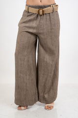 Pantalone palazzo effetto lino delavé con cintura intrecciata.