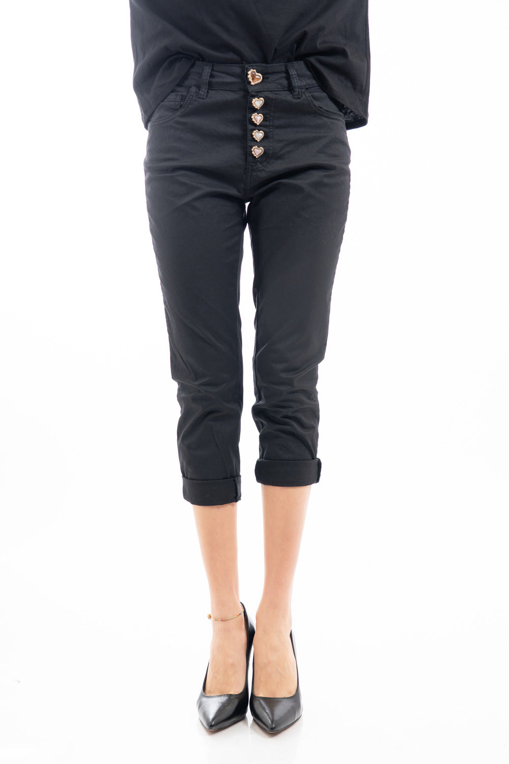 modella indossando Pantalone modello chinos in cotone elasticizzato colore nero con bottoni gioiello a cuore colore Nero