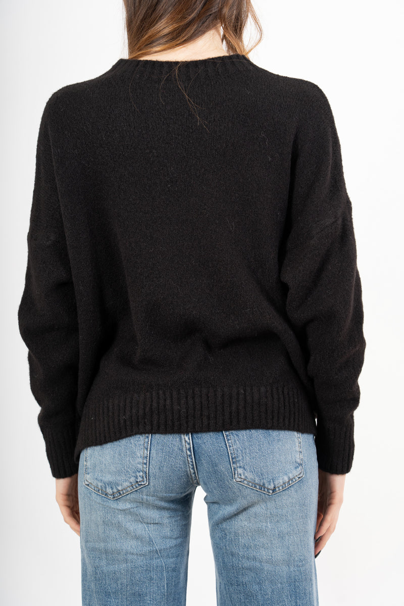 modella indossando Maglia girocollo morbida a spalla scesa in filato caldo colore