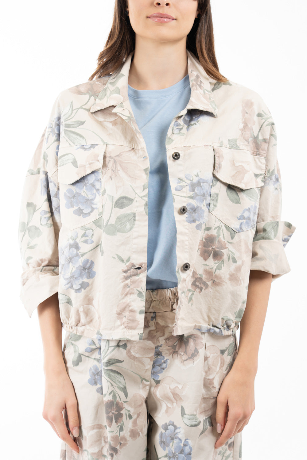 modella indossando Giubbino floreale in cotone elasticizzato con tasche e fondo elasticizzato colore Beige Unica