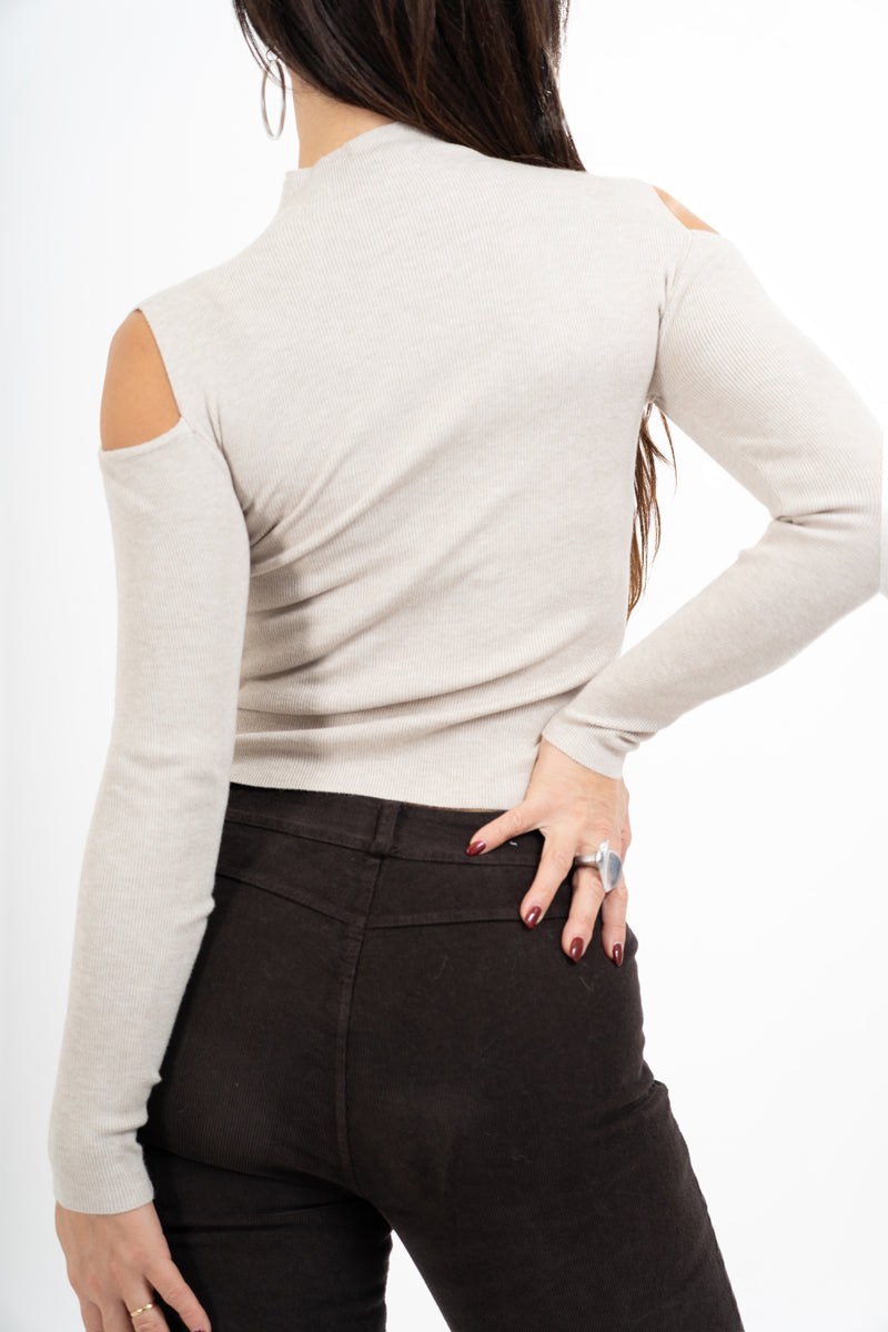 modella indossando Maglia collo vulcano con spalle scoperte in filato misto viscosa colore