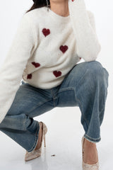 modella indossando Maglia morbida con cuori jacquard in filato mohair colore