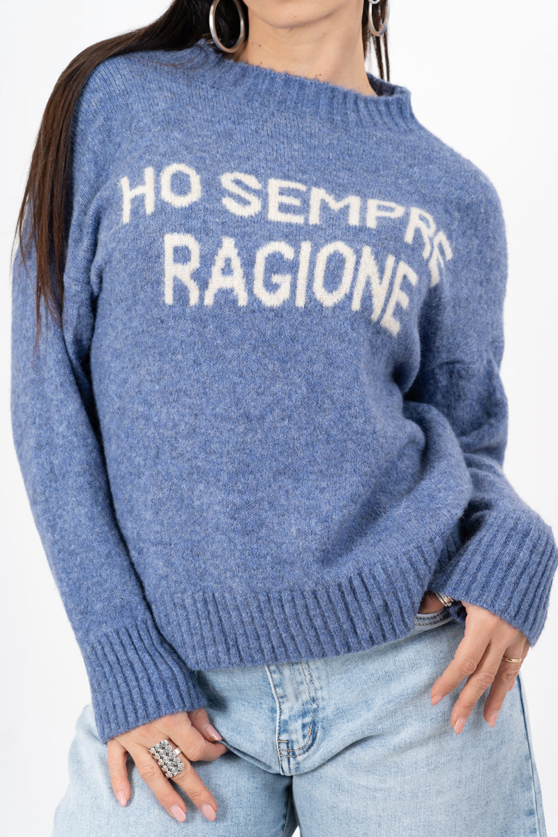 modella indossando Maglione girocollo con scritta “Ho sempre ragione” in misto lana Made in Italy colore Blu-Beige Unica