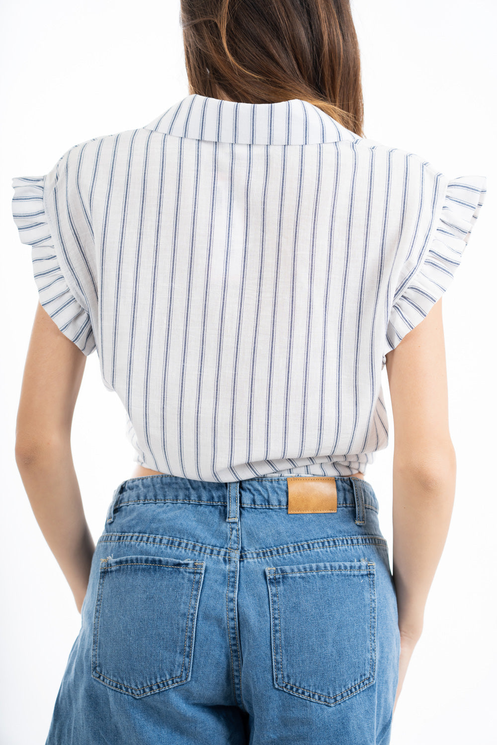 modella indossando Camicia smanicata rigata in misto cotone con rouge sul giromanica colore