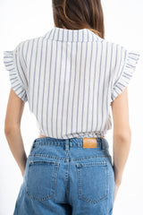 modella indossando Camicia smanicata rigata in misto cotone con rouge sul giromanica colore