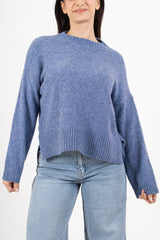 modella indossando Maglione over girocollo con fondo asimmetrico e spacchi laterali colore Blu Jeans Unica