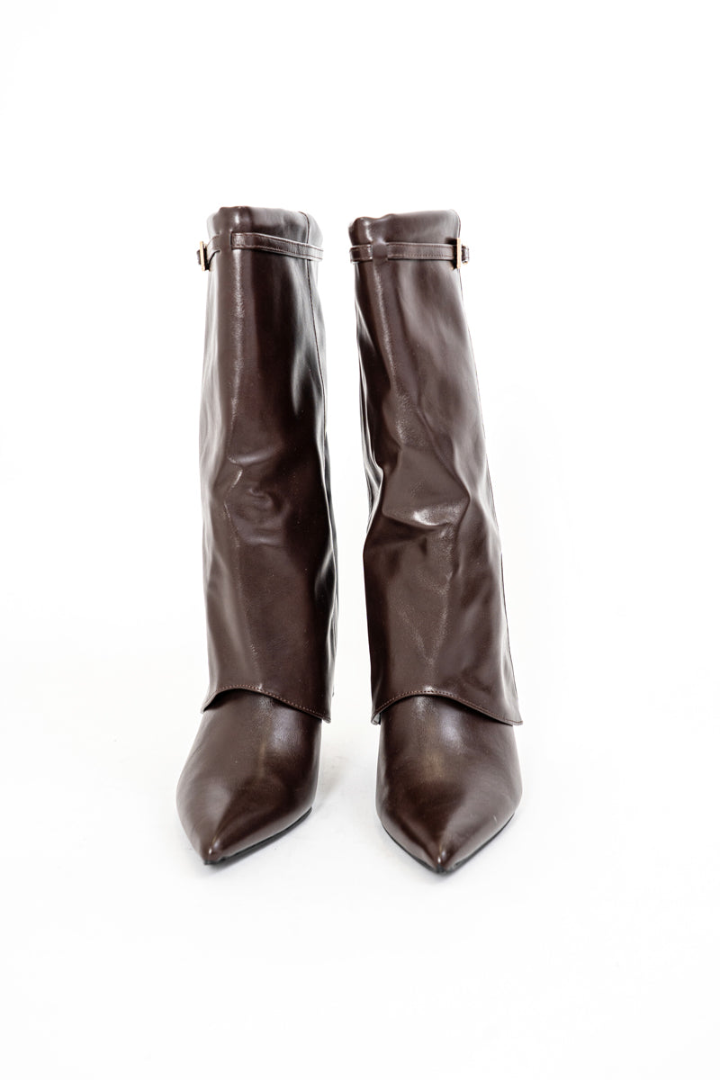 Stivali alti risvoltati in ecopelle marrone con fibbia dorata e tacco 8cm