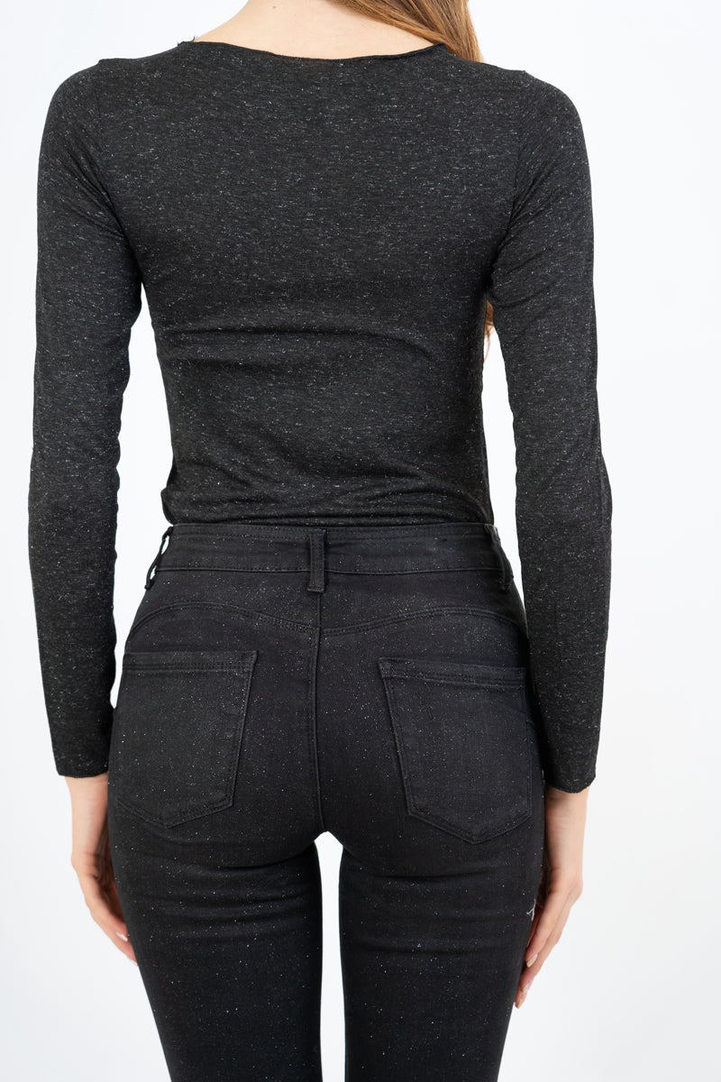 modella indossando Maglia basic girocollo in viscosa elasticizzata con filo laminato colore