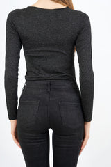 modella indossando Maglia basic girocollo in viscosa elasticizzata con filo laminato colore