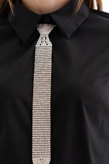 modella indossando Cravatta gioiello in micro strass colore