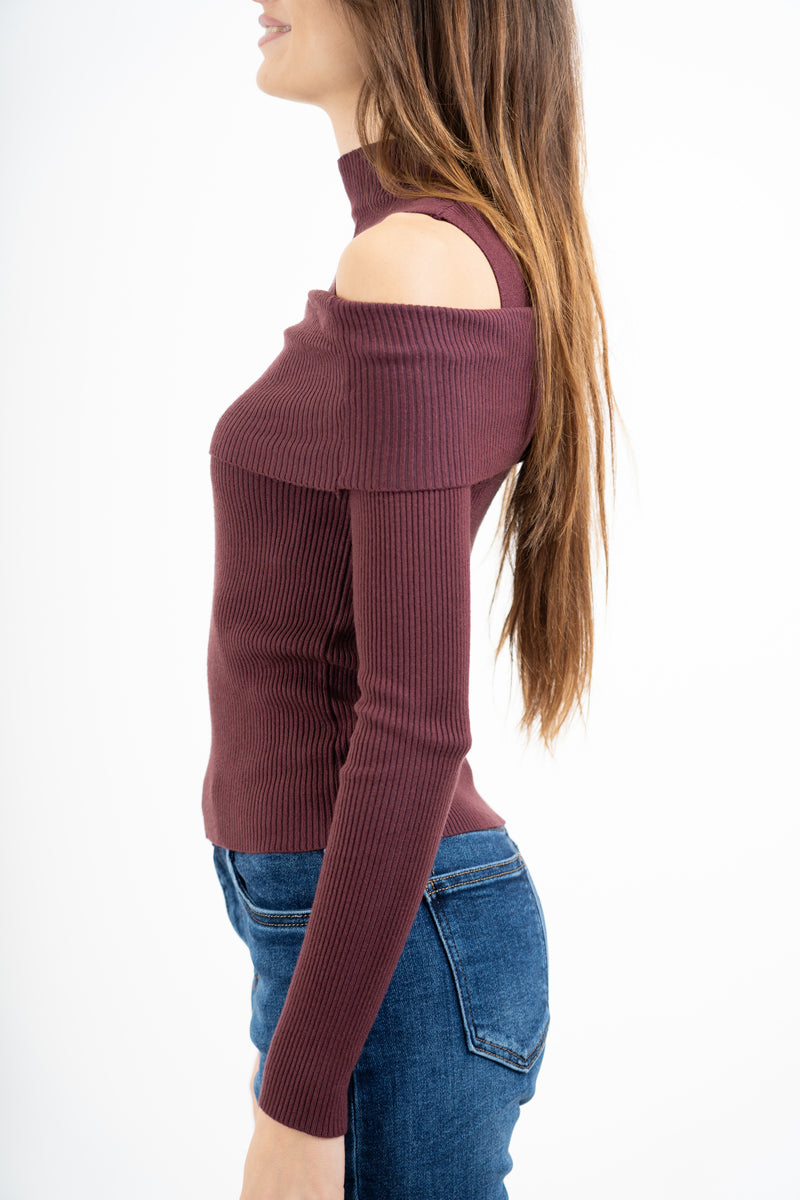 modella indossando Maglia finto twinset a costina con collo alto e spalle scoperte colore