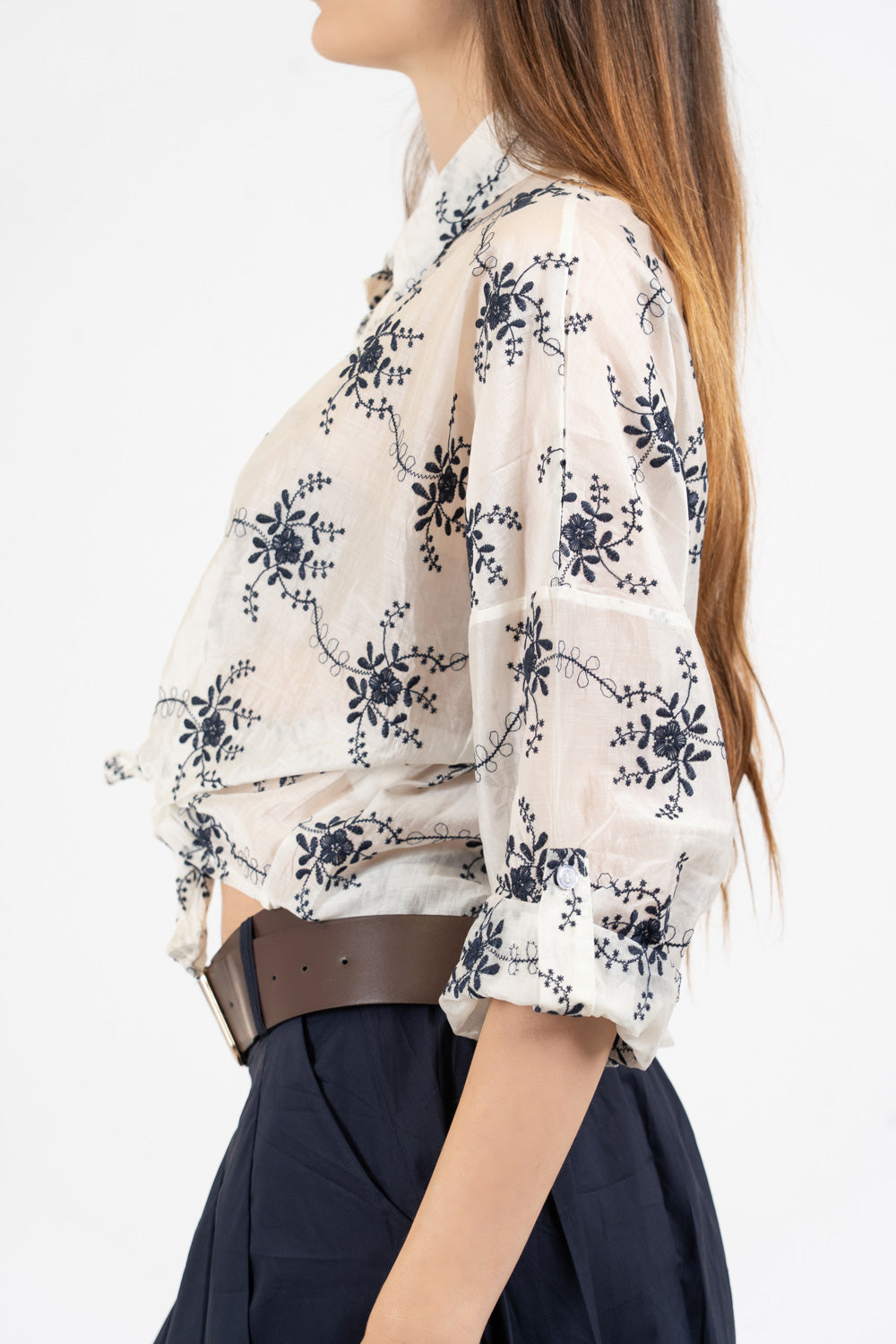 Camicia ampia in tencel velato con ricami floreali.