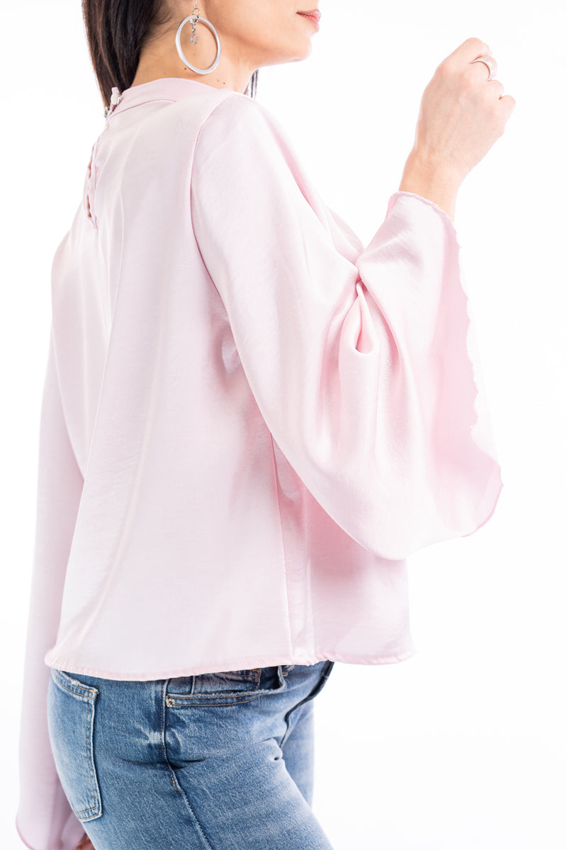 modella indossando Blusa in raso con maniche pipistrello e scollo a goccia colore