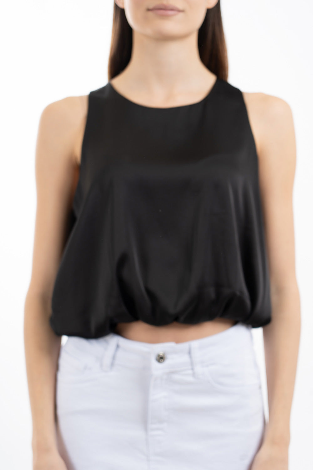 modella indossando Top smanicato in raso con fondo elasticizzato effetto palloncino colore Nero Unica