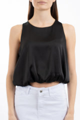 modella indossando Top smanicato in raso con fondo elasticizzato effetto palloncino colore Nero Unica
