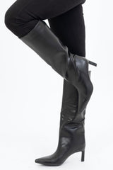 modella indossando Stivali alti in ecopelle nera con tacco 6cm e punta affusolata colore