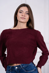 modella indossando Maglia Selene laminata colore Borgogna Unica