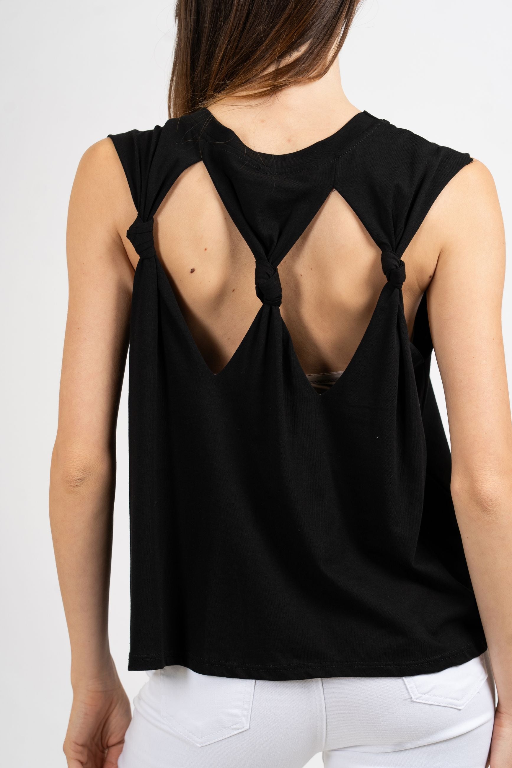 T-shirt smanicata con fiore applicato e schiena cut-out.