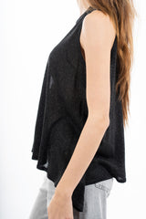 modella indossando Top smanicato in viscosa lurex leggero e semitrasparente, linea svasata e vestibilità morbida. Perfetto per look casual o eleganti. colore