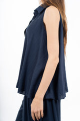 modella indossando Camicia smanicata svasata in viscosa EasyWave no stiro con bottoni colore