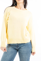 modella indossando Maglione primaverile girocollo in misto cotone colore Giallo Unica