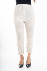 modella indossando Pantalone gessato beige con elastico in vita e risvolto regolabile colore