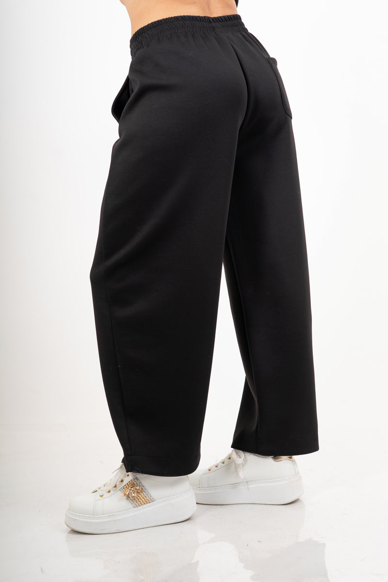 modella indossando Pantalone in misto viscosa con elastico in vita colore