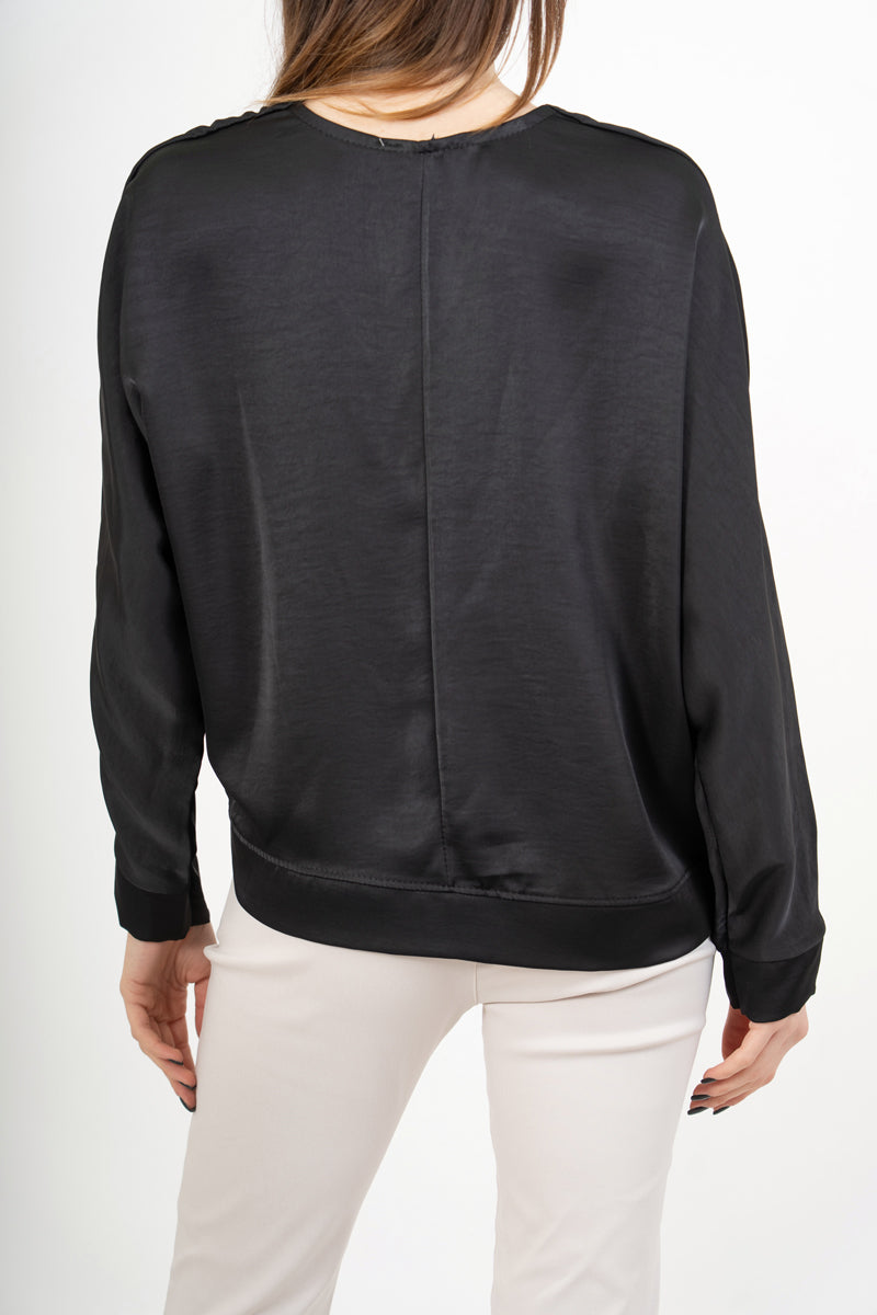 modella indossando Blusa ampia in raso cangiante con scollo a V e maniche a pipistrello colore