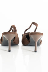 modella indossando Slingback con frange e fibbia – MARRONE SCURO colore