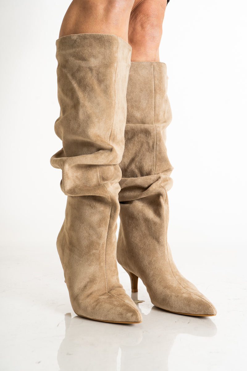 modella indossando Stivale morbido a punta con arricciature e tacco sottile sabbia colore sabbia