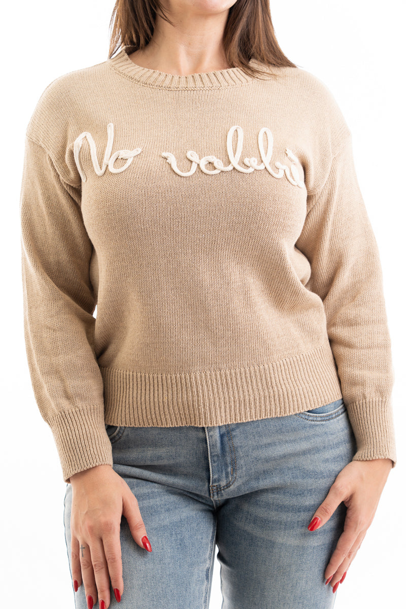 modella indossando Maglia over misto cotone con scritta ricamata “No Vabbé” colore Camel-Beige Unica