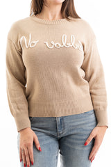 modella indossando Maglia over misto cotone con scritta ricamata “No Vabbé” colore Camel-Beige Unica