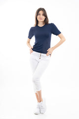 modella indossando Pantalone modello chinos in cotone elasticizzato colore bianco con bottoni gioiello a cuore colore