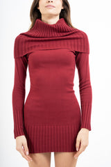 Abito in maglia con collo ampio a coste