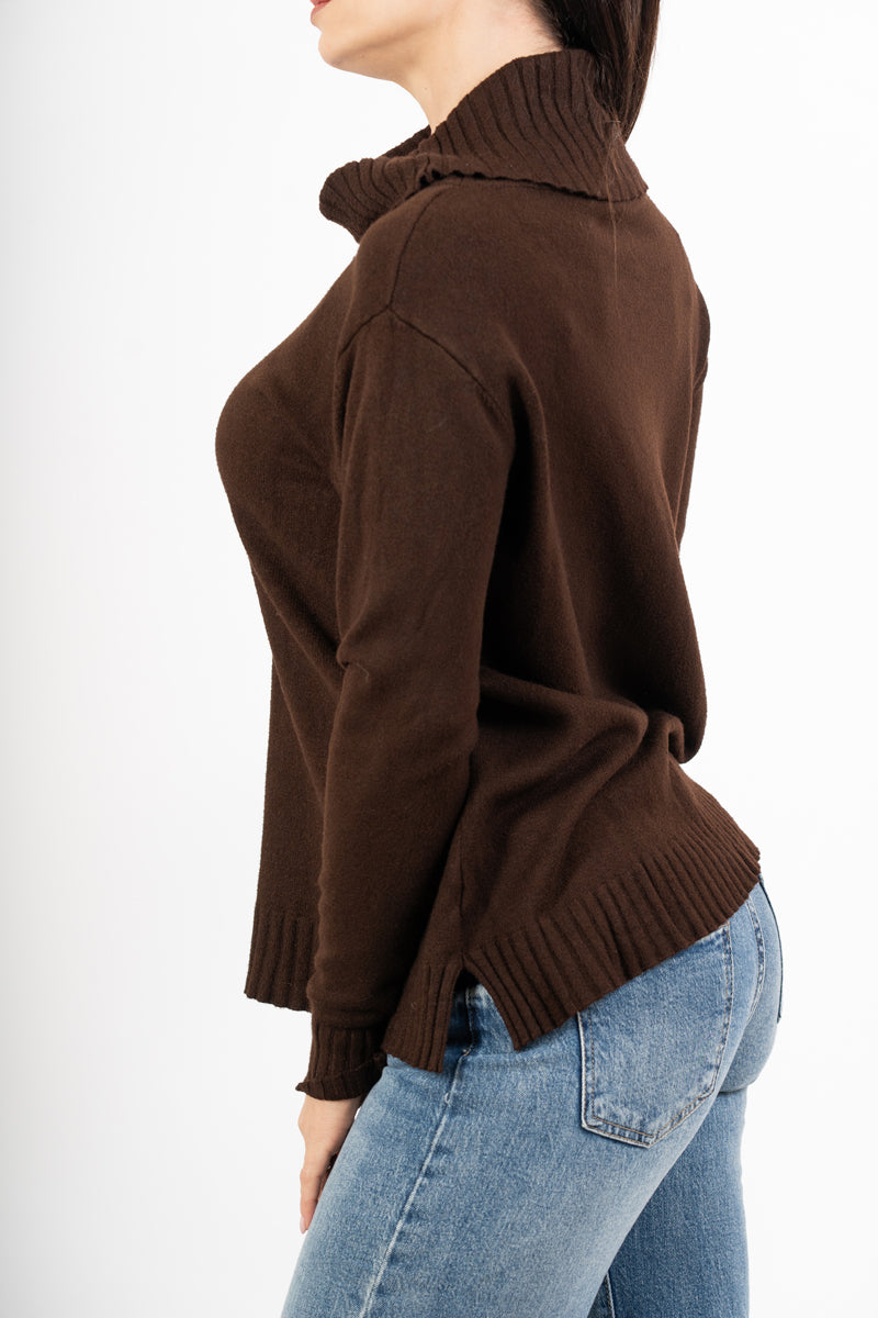 modella indossando Maglione over con collo alto in filato morbido e caldo colore