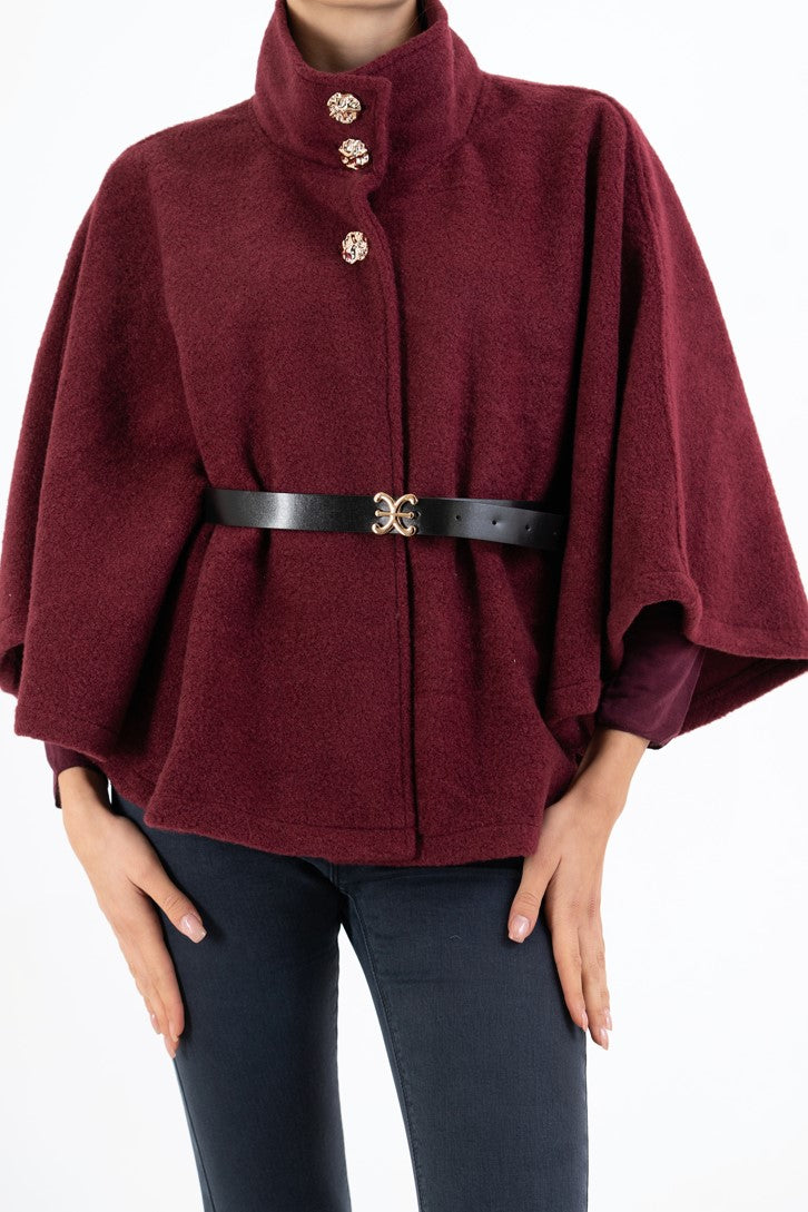 modella indossando Mantella GoldBelt con collo alto e cintura colore