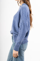 modella indossando Maglia girocollo morbida a spalla scesa in filato caldo colore