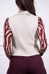 modella indossando Gilet Solenne in maglia con collo blazer colore