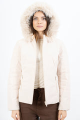 modella indossando Piumino beige double-face corto avvitato con cappuccio e pelliccia rimovibile colore