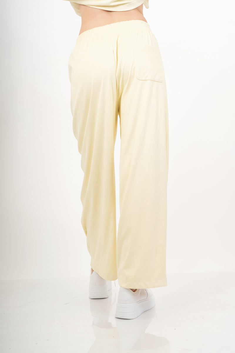 modella indossando Pantalone wide leg in tessuto effetto dainetto elasticizzato colore