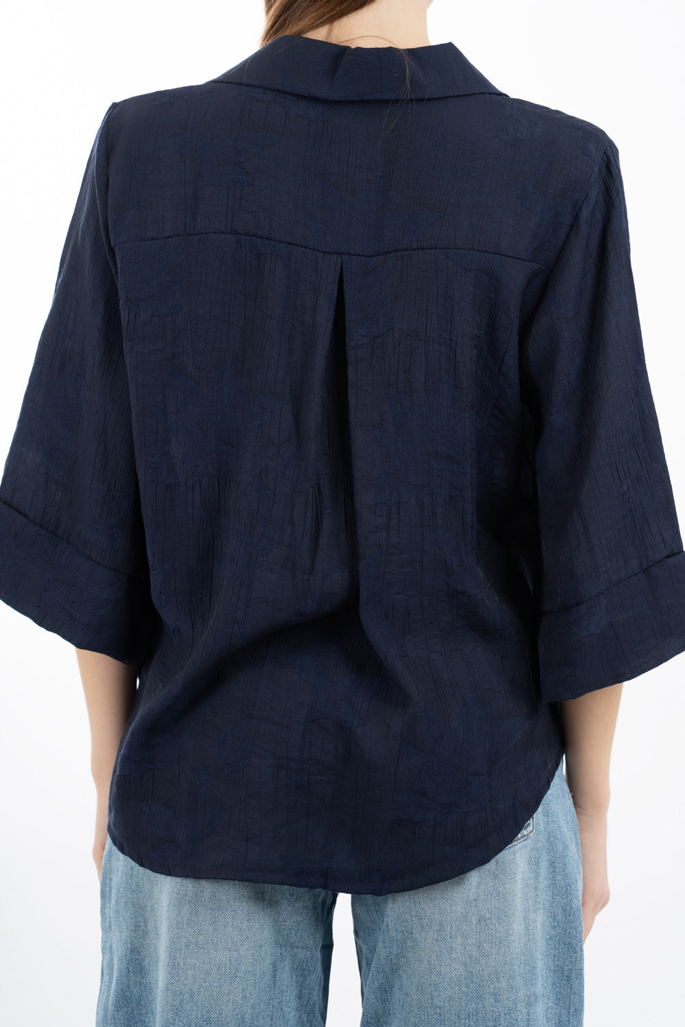 modella indossando Camicia ampia in viscosa jacquard con manica al gomito e linea fluida colore