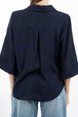 modella indossando Camicia ampia in viscosa jacquard con manica al gomito e linea fluida colore